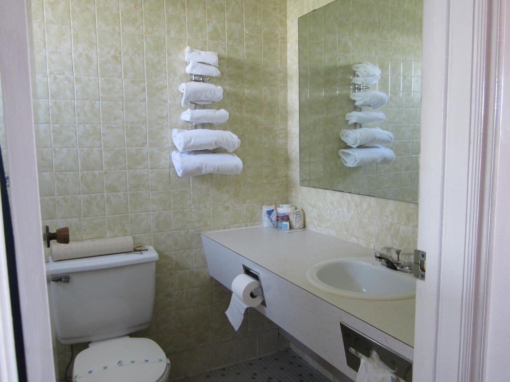 Peace Villa Motel Доусън Крийк Стая снимка